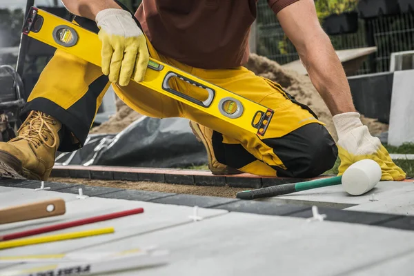 Construction Worker Spirit Level Tool His Hand Building Patio Brick — Fotografia de Stock