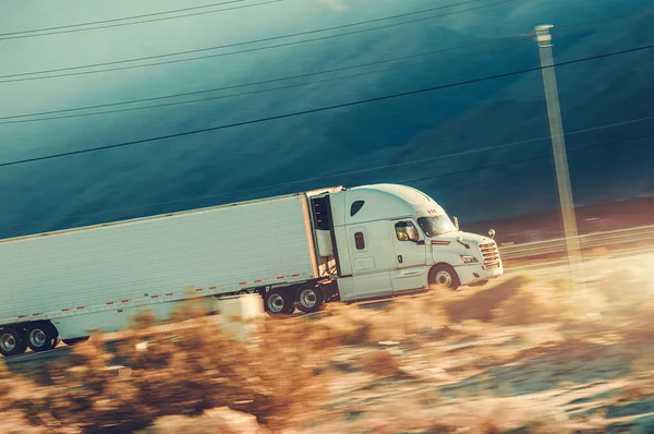 Speeding Modern Semi Trailer Truck Desert Highway Southern California Trucking — Foto Stock