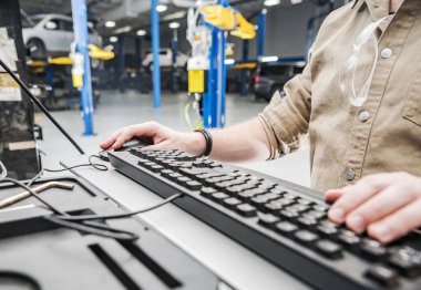 Kafkas Otomotiv Teknisyeni Araç Veritabanı Kontrol Belgesi. Eller Bilgisayar Klavyesinde Otomatik Servis İstasyonunda.