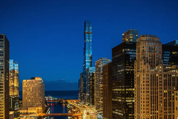 Downtown Chicago East Wacker Drive Notte Grattacieli Moderni Fiume Lago — Foto Stock