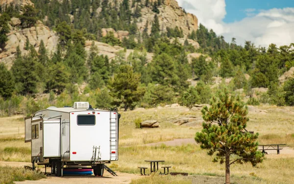Fifth Wheel Travel Trailer Road Trip Staat Colorado Scenic Mountain — Stockfoto