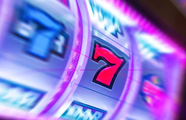 スロットマシン Zoomぼかし付きラッキースピン概念写真 ラスベガスのギャンブル現代のスロットマシン エンターテインメント業界のテーマ — ストック写真
