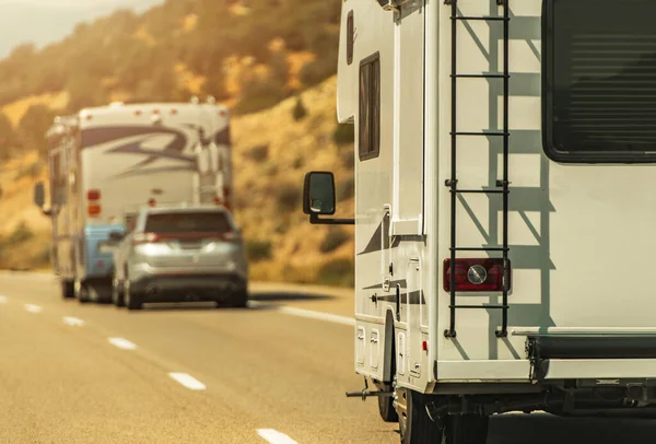 Klass Camper Van Och Klass Diesel Pusher Husbil Motorväg Sommar — Stockfoto