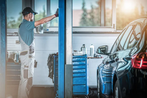 Kaukasischer Automechaniker Neben Der Kfz Aufzugsreparaturstation Autohaus Service Center — Stockfoto