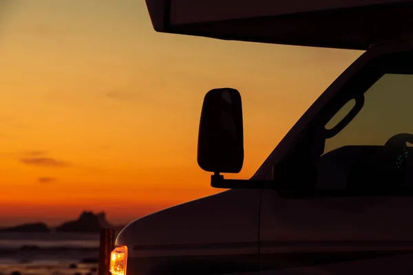 Fritidsfordon Med Overhead Bunk Och Scenic Warming Sunset Vista Husbil — Stockfoto