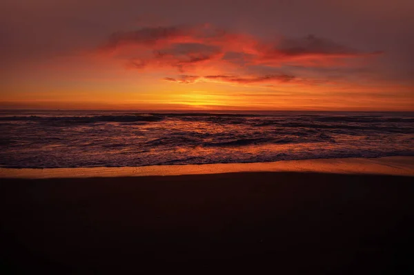 Живописное Потепление Красочный Закат Побережья Калифорнии Тихий Океан Низким Приливом — стоковое фото