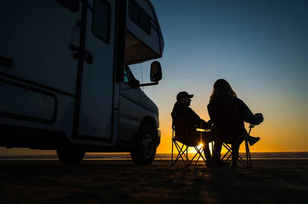 白种人的伴侣在他们的Rv汽车的旁边放松在皮斯摩海滩的风景落日 娱乐车辆道旅行主题 — 图库照片