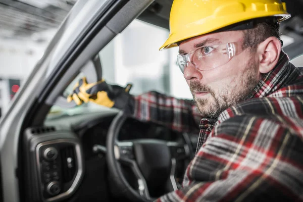 Trabajador Construcción Caucásico Uso Sombrero Duro Amarillo Gafas Seguridad Protección —  Fotos de Stock