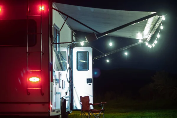 Wohnmobilstellplatz Wohnmobilpark Klasse Freizeitfahrzeug Dekoriert Mit Lichterketten Der Markise Des — Stockfoto