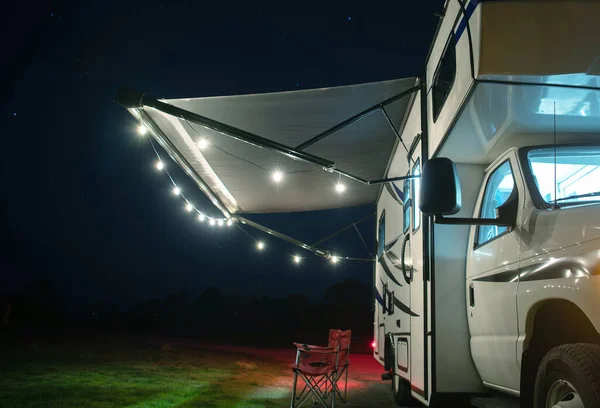 Cozy Vacation Time Campground Modern Class Motorhome String Lights Camper — Stock Photo, Image