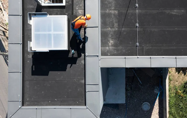 Bir Binanın Tepesine Yıldırım Koruma Çubuğu Yerleştirme Profesyonel Şçi Bitirme — Stok fotoğraf