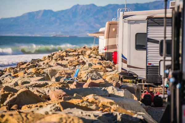 海前露营 加州文图拉海滩一带的野营面包车和汽车屋 美国的Rving 户外追求主题 — 图库照片