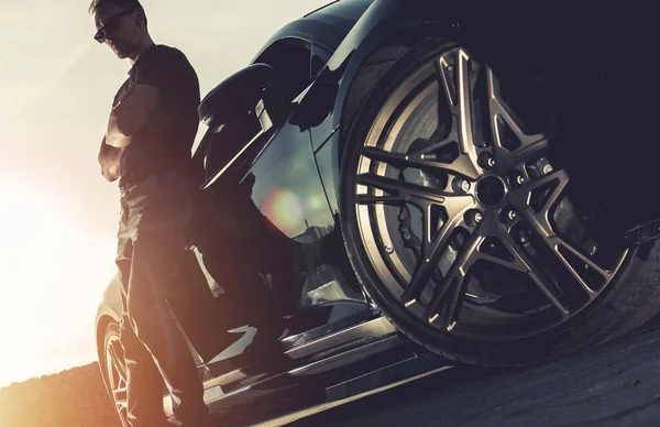 Yaşlardaki Beyaz Erkekler Yeni Süper Arabası Manzaralı Günbatımı Sahnesi Otomotiv — Stok fotoğraf