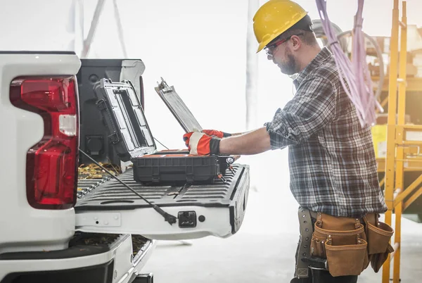 Kaukasiska Byggarbetare Läsa Hvac Monteringsplan Och Dokumentation Webbplats Bredvid Hans — Stockfoto