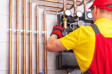 Profesyonel HVAC Uzmanı Isıtma Sistemi Bakım ve Güvenlik Denetimi Yapıyor. 