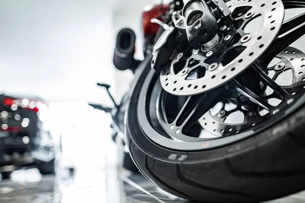 Modern Prestanda Motorcykel Dealership Showroom Framhjulet Nära Håll Tema För — Stockfoto