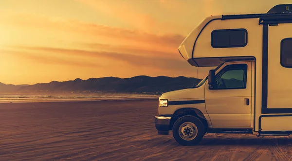 База Відпочинку Camper Van Class Motorhome Beach Camping Відпустка Дорозі — стокове фото
