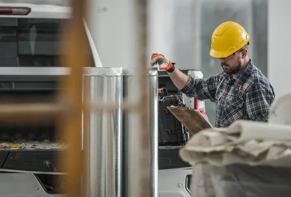 Trabajador Caucásico Sombrero Duro Seguridad Cabeza Amarilla Preparación Elementos Circulación — Foto de Stock