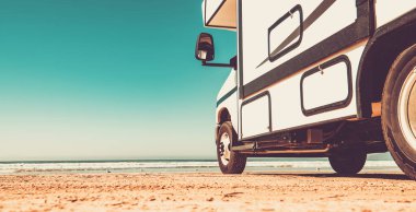 California 'da Sandy Pismo Plajı' ndaki modern C sınıfı bir karavan. Yaz Tatili Yolculuğu. 