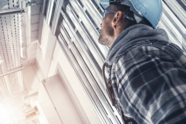 Kafkas İnşaat Müteahhiti Sert Şapka ve Gözlük Giyen Kurulmuş Elektrik Hatlarına Bakan Gözlüklü.