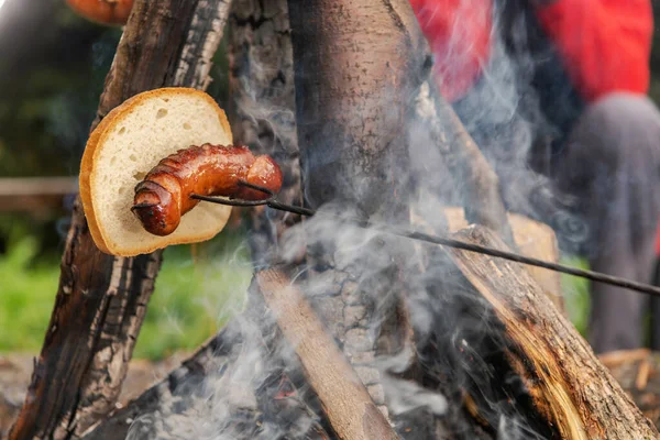 Saucisse Polonaise Brûlante Morceau Pain Blanc Sur Feu Camp Thème — Photo