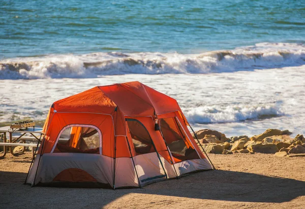 Tält Camping Ocean Coast Stort Modernt Tält Och Vattenlinjen Precis — Stockfoto
