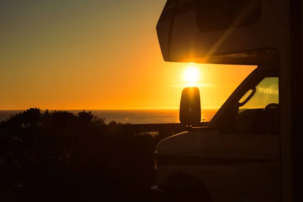 Rving Und Camping Theme Wohnmobil Klasse Mit Etagenbett Vor Dem — Stockfoto