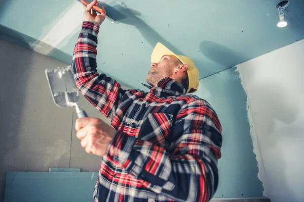 彼の40代のパッチルーム天井の白人の専門家のインテリア仕上げ労働者 アパートメント 住宅改善の仕事 — ストック写真