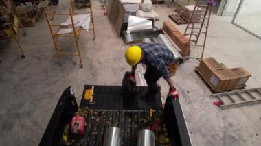 30 'lu yaşlarındaki beyaz inşaat işçisi kamyonetinden metal hava borularını boşaltıyordu. İnşaat Sitesi TemasıName.