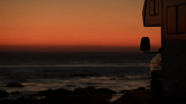 Manzaralı Sunset Vista Karavan Sınıfı Karavan Kampçısı Sıcak Yaz Günbatımı — Stok video