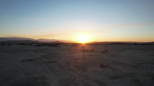 低高度砂漠の空中ビュー日没エルミラージュ盆地 アメリカ合衆国 — ストック動画