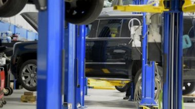 Otomotiv Servis Merkezi ve Otomotiv Asansöründe Bozuk Araba. Mekanik Çözüm Sorunları. 