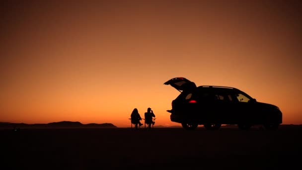 Desert Sunset Road Trip Coppia Che Gode Colori Caldi Arancio — Video Stock