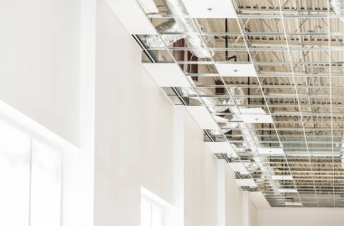  Modern Ticari İnşaat Deposu İnşaat Alanı. Tavan Elementleri ve Boyama Duvarları Tamamlanıyor.