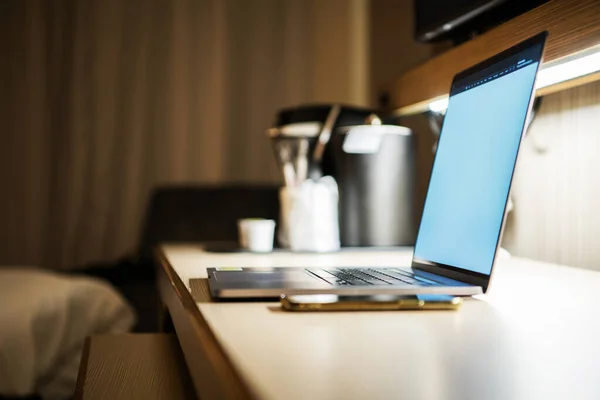 Trabajo Computadora Remota Desde Una Habitación Hotel Usando Conexión Inalámbrica —  Fotos de Stock