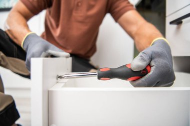 Beyaz Adamlar Mutfak Dolaplarını Topluyor. Çekmece Elementleri Vidaları Ekleniyor. Temiz Modern Beyaz Mutfak Dolapları.