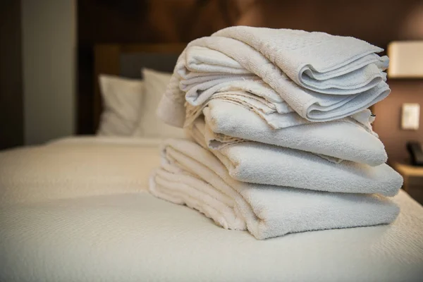 Pile Fresh Hotel Room Towels Side Bed Close — Stock Photo, Image