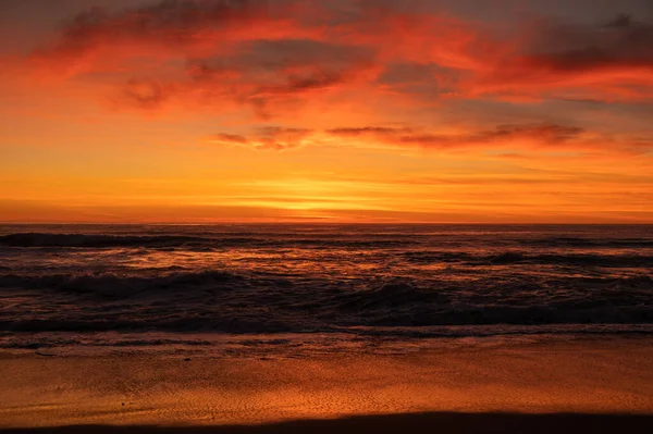 Escénico Reddish Tropical Beach Sunset Aguas Tranquilas Del Mar — Foto de Stock