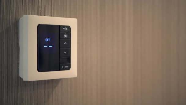 Kaukasische Männer Setzen Modernes Wandthermostat Für Wohnräume Auf Niedrigere Temperatur — Stockvideo