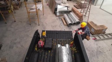 İnşaat Müteahhiti kamyonetinden HVAC elementlerini boşaltıyor