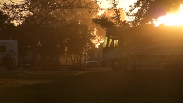 日没時の景色Rvパークキャンプ レクリエーション車両の休暇 — ストック動画