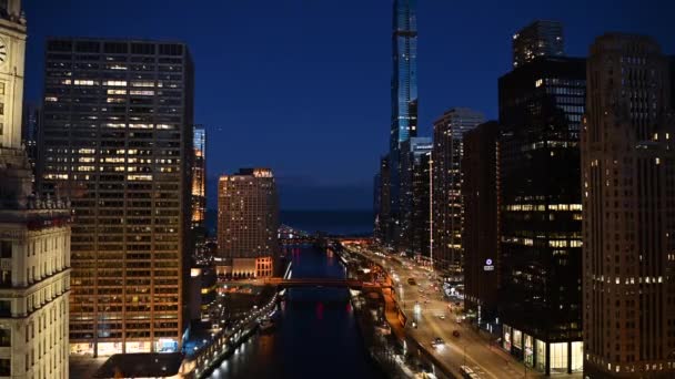Downtown Chicago East Wacker Drive Noite Arranha Céus Modernos Rio — Vídeo de Stock