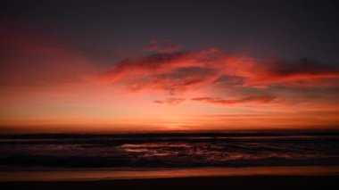 Doğal Kırmızı Okyanus Gün Batımı. Okyanus Manzarası.