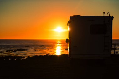 Manzaralı Günbatımı ve Oceanfront Karavan Kampı. Ocean Vista 'lı C sınıfı eğlence aracı. Kamp Teması.