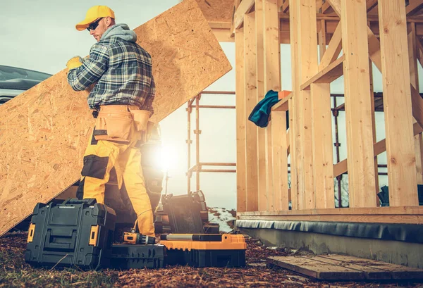 Trabajador Industria Construcción Caucásica Sus Años Moviendo Elementos Madera Contrachapada — Foto de Stock