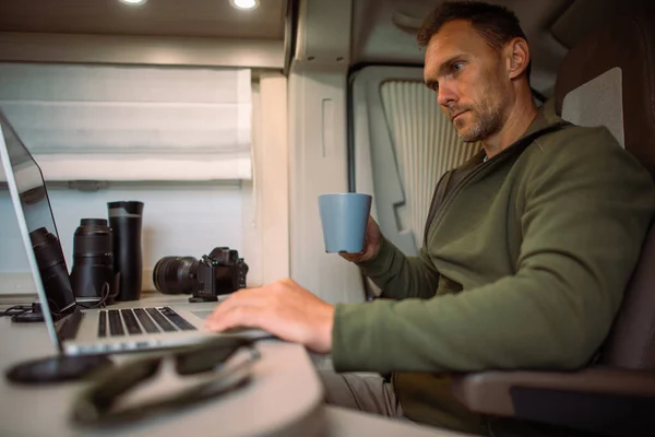 Caucasian Men His 40S Working His Laptop Computer While Traveling — Stock Photo, Image