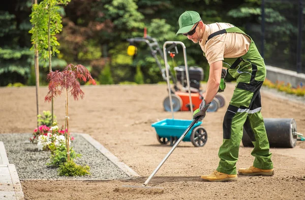 Professional Caucasian Garden Landscape Worker His 40S Preparing Backyard Soil — Stock Photo, Image