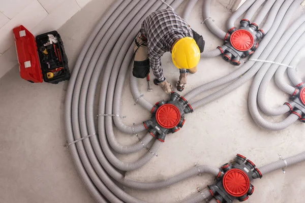 Moderne Residential Heat Recuperation System Pipelines Geïnstalleerd Door Professionele Blanke — Stockfoto