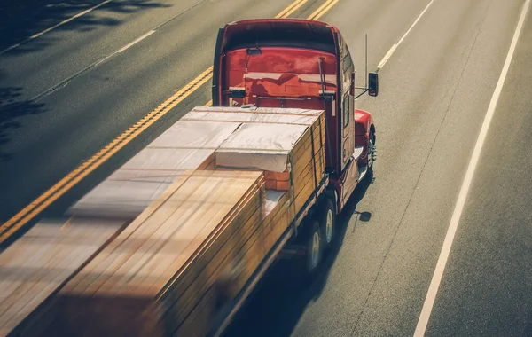 Speeding Ημι Φορτηγό Ρυμουλκούμενο Φορτωμένο Ξύλινα Υλικά Beams Και Σανίδες — Φωτογραφία Αρχείου
