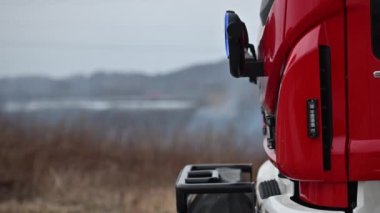 Burning and Smoking Grasslands 'daki itfaiye aracı. Parlayan Acil Durum Işıkları